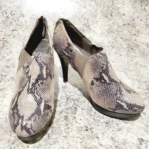 3/$20 IMPO STRETCH Gray snakeskin PUMPS 7.5W